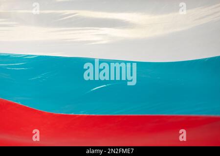 Drapeau de la Russie par vagues. Vibration du tissu dans le vent. Couleurs du drapeau national. Bande blanche, bleue et rouge. Banque D'Images