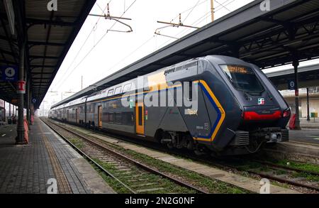 Train prêt pour le départ à la gare centrale de Bologne. Italie Banque D'Images