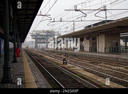 Vue sur la gare centrale de Bologne. Italie Banque D'Images