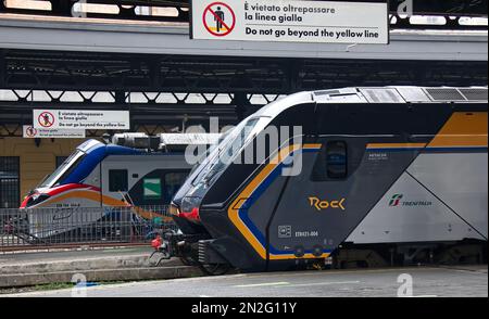 Train prêt pour le départ à la gare centrale de Bologne. Italie Banque D'Images