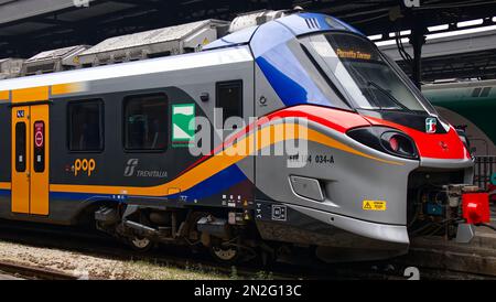 Train prêt pour le départ à la gare centrale de Bologne. Italie Banque D'Images