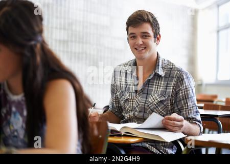 Les jeunes esprits brillants de demain. Jeunes étudiants positifs dans une classe d'université. Banque D'Images