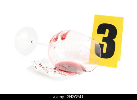 Verre à vin avec empreintes digitales, serviette et marqueur de scène de crime avec le numéro trois isolé sur blanc Banque D'Images