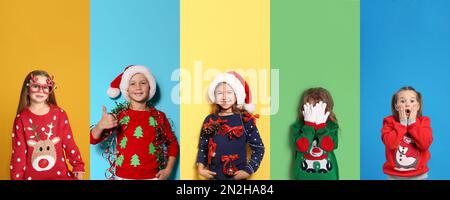 Collage avec des photos d'enfants adorables dans différents sweaters de Noël sur fond de couleur. Bannière Banque D'Images