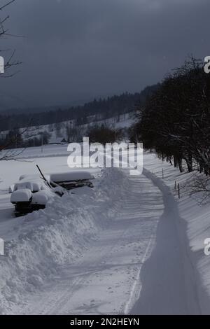 La montagne moyenne de Beskydy en Moravie est sous la neige. Banque D'Images