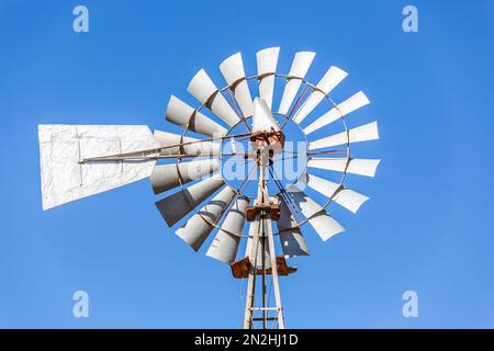 Pales rotatives d'une éolienne pour pomper l'eau. Fuerteventura. Banque D'Images