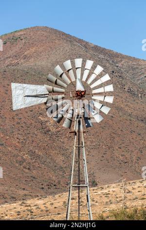 Pales rotatives d'une éolienne pour pomper l'eau. Fuerteventura. Banque D'Images