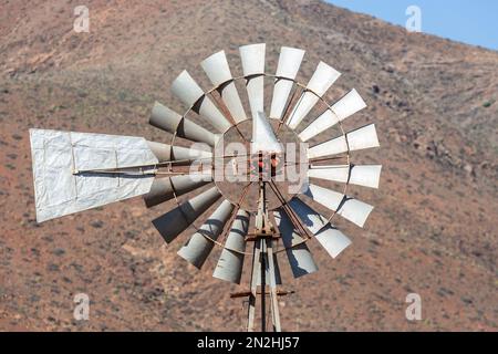 Pales rotatives d'une éolienne pour pomper l'eau. Fuerteventura. Banque D'Images