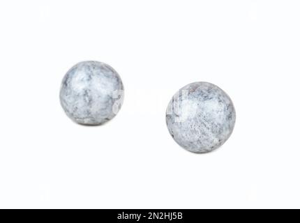 Deux bonbons argentés noisettes au chocolat isolées sur fond blanc. Banque D'Images