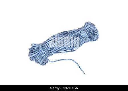 Rouleau de cordage en coton bleu sur fond blanc isolé