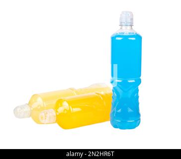 Trois bouteilles en plastique de boissons isotoniques pour les sports de multivitamine, d'orange et de citron sur fond blanc. Banque D'Images