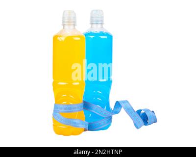 Deux bouteilles en plastique avec boissons isotoniques orange et bleu enveloppées dans un centimètre de mesure isolé sur un fond blanc. Banque D'Images
