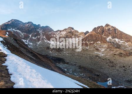 Swinica et le célèbre sentier de randonnée Orla PERC avec la plus haute colline Kozi Wierch de Gladka Przelecz en automne Hautes montagnes Tatras sur polonais - le bor slovaque Banque D'Images