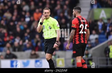 Arbitre Craig Pawson lors du match Premier League entre Brighton & Hove Albion et AFC Bournemouth au stade de la communauté American Express, Brighton (Royaume-Uni) - 4th février 2023 photo Simon Dack/Telephoto Images. Usage éditorial uniquement. Pas de merchandising. Pour les images de football, les restrictions FA et Premier League s'appliquent inc. Aucune utilisation Internet/mobile sans licence FAPL - pour plus de détails, contactez football Dataco Banque D'Images