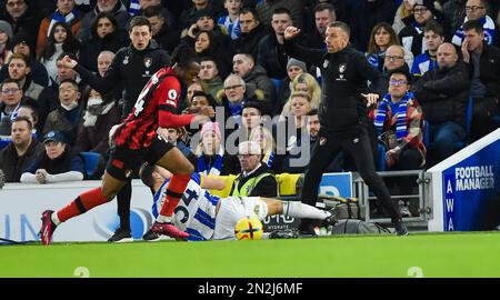 Gary O'Neil, entraîneur-chef de Bournemouth, se réchauffe lors du match de la Premier League entre Brighton & Hove Albion et AFC Bournemouth au stade communautaire American Express, Brighton, Royaume-Uni - 4th février 2023. Photo Simon Dack/Telephoto Images. Usage éditorial uniquement. Pas de merchandising. Pour les images de football, les restrictions FA et Premier League s'appliquent inc. Aucune utilisation Internet/mobile sans licence FAPL - pour plus de détails, contactez football Dataco Banque D'Images