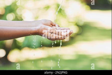 Extérieur, mains et eau pour le nettoyage, l'hydratation et l'hygiène pour les soins, les éclaboussures et le bien-être. Nature, main et aqua pour laver, prévenir les germes et Banque D'Images