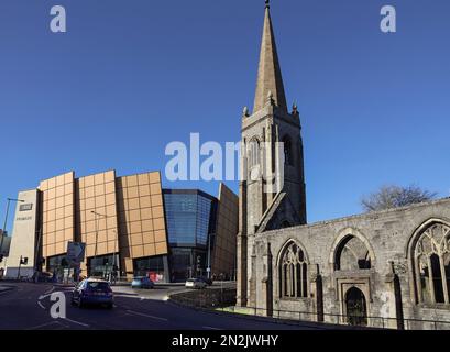 Sauvé à un mémorial aux morts civiles de WW2, l'église Charles de Plymouth est un rappel sans ambages du Blitz et vit au rond-point. Le nouveau Dr Banque D'Images