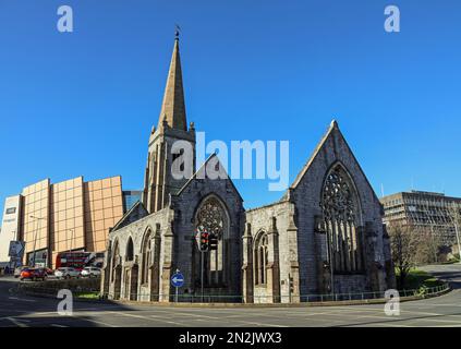 Sauvé à un mémorial aux morts civiles de WW2, l'église Charles de Plymouth est un rappel sans ambages du Blitz et vit au rond-point. Banque D'Images