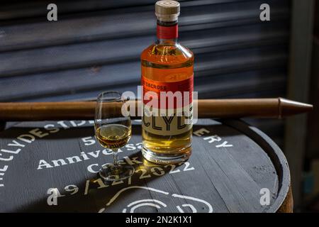 Bouteille de whisky single malt Clydeside avec flacon en verre et outil d'échantillonnage en fût à alcool de valinch de cuivre à la distillerie Clydeside de Glasgow, en Écosse. Banque D'Images