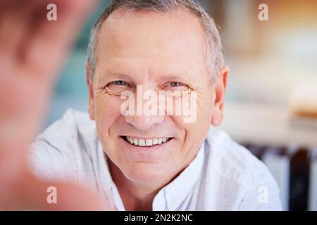 Selfie, sourire et affaires avec un homme mature dans son bureau, prenant une photo tout en travaillant seul. Portrait, visage et heureux avec un employé de sexe masculin Banque D'Images