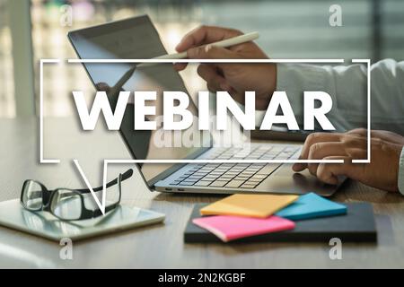 Séminaire en ligne, table pratique utiliser E-business Connection sur ordinateur, homme travaillant à domicile participant au SÉMINAIRE EN LIGNE sur la communication de groupe Banque D'Images