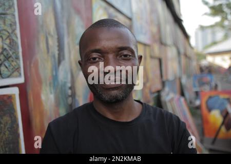 Artiste congolais visitant ses affiches à Kinshasa Banque D'Images