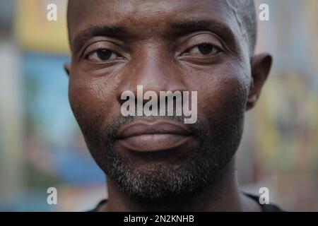 Artiste congolais visitant ses affiches à Kinshasa Banque D'Images