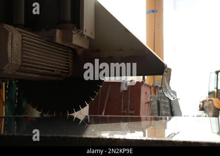 Traitement du marbre dans la carrière. Machines industrielles pour couper le bloc de marbre. Détail du matériau en cours de traitement. Banque D'Images