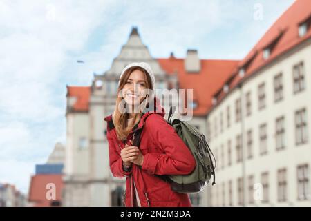 Bon voyageur avec sac à dos dans la ville étrangère pendant les vacances Banque D'Images