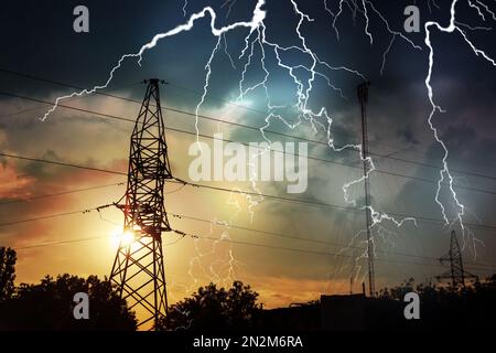 Orage pittoresque sur les tours haute tension Banque D'Images