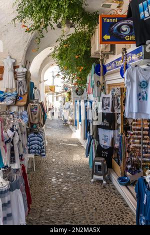 Fira, Santorini, Grèce - août 2022 : passage avec boutiques de souvenirs vendant des vêtements et des souvenirs. Utilisation éditoriale. Banque D'Images