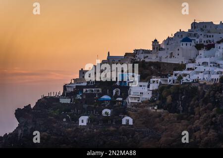 Oia, Grèce - août 2022 : vue au coucher du soleil sur la vieille ville de Fira sur l'île de Santorini Banque D'Images
