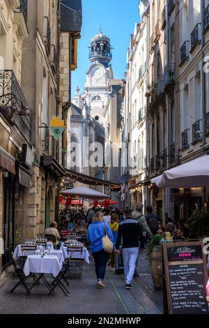 Les touristes se promènent dans la rue de la Juiverie, une petite rue du centre historique de Nantes, en France, bordée de bars et de restaurants. Banque D'Images