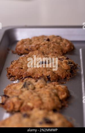 Un cliché vertical de biscuits d'avoine avec des fruits secs sur une plaque métallique Banque D'Images