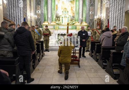 Non exclusif: KIEV, UKRAINE - 06 FÉVRIER 2023 - les participants sont vus par le cercueil lors de la cérémonie funéraire pour un renseignement des forces spéciales Banque D'Images