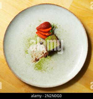 Moitié d'une portion de gâteau au chocolat doux Matcha Banque D'Images