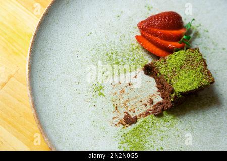 Moitié d'une portion de gâteau au chocolat doux Matcha Banque D'Images