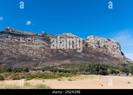 Vue sur la montagne par la plage Playa de Orinon Cantabria Nord de l'Espagne à environ 50 kilomètres de sa Banque D'Images