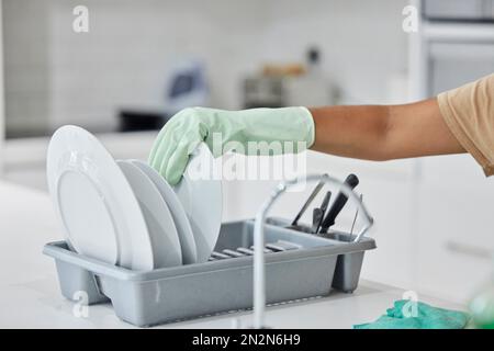 Femme main, plat plats et évier dans la cuisine pour le lavage, le nettoyage et l'hygiène dans la maison corvées avec des gants. Femme de ménage, main et maison pour propre Banque D'Images