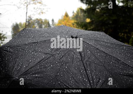 Jour de pluie avec parapluie automne. Banque D'Images