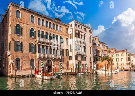 Façades de palais et maisons sur le Grand Canal à Venise, Vénétie, Italie Banque D'Images