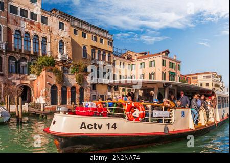 Un vaporetto sur le Grand Canal à Venise, Vénétie, Italie Banque D'Images