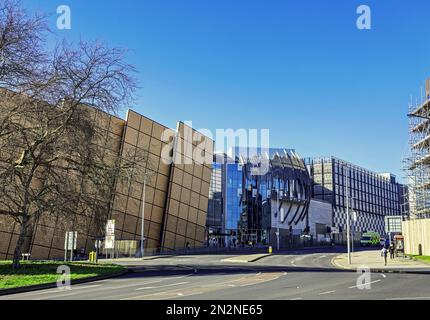 Vu de l'autre côté du rond-point Charles Cross à Plymouth, le centre commercial Drake Circus propose un mélange de styles architecturaux. A remporté la Carbuncle Cup pour le cr Banque D'Images