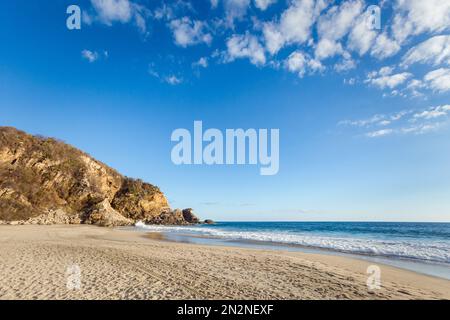 Belle plage de Ventanilla au Mexique. Paysage pendant la journée ensoleillée Banque D'Images