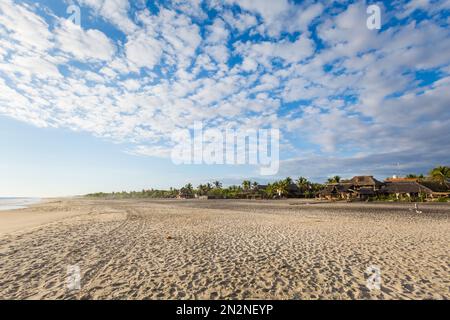 Belle plage de Ventanilla au Mexique. Paysage pendant la journée ensoleillée Banque D'Images