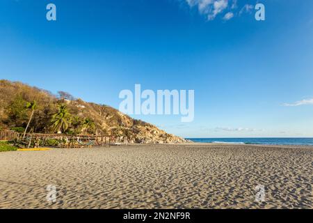 Belle plage de Ventanilla au Mexique. Paysage pendant la journée ensoleillée Banque D'Images