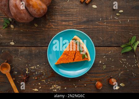 Morceau de tarte à la citrouille sur la soucoupe bleue à plat Banque D'Images