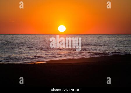 Belle plage de Ventanilla au Mexique. Paysage au coucher du soleil Banque D'Images