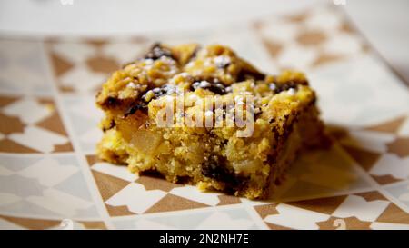 Crumble à la poire et au chocolat. La crumble est un gâteau aux fruits. Il est fait avec divers fruits qui sont couverts d'une pâte de farine, de beurre et de sucre. Banque D'Images