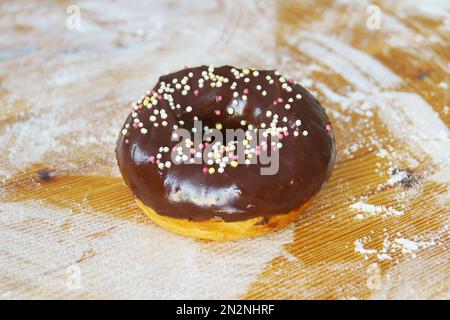 Un donut, également appelé donut, rosquilla, donut, rosette, rosca, berlin ou berlin, est un pain sucré qui est traditionnellement frit dans la graisse de porc. Banque D'Images